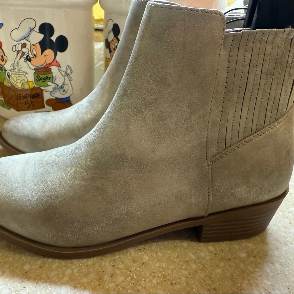 Youth Sz 5 Ankle Boots Side Zip Silver Toupee Shoes Wonder Nation Brand New